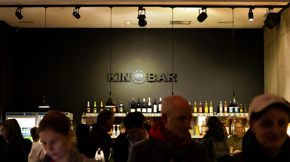 Menschen in einer Kinobar am Abend