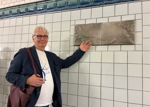Hans Kuretzky steht links und zeigt mit dem linken Arm auf sein liebstes Tiermotiv