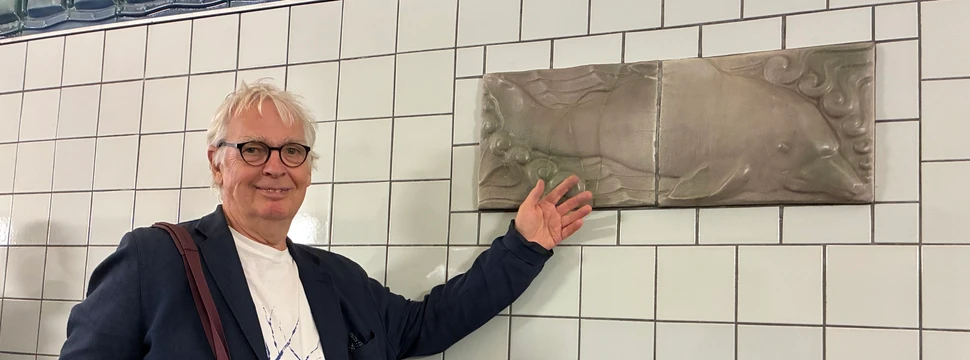 Hans Kuretzky steht links und zeigt mit dem linken Arm auf sein liebstes Tiermotiv