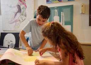 Zwei Kinder malen im Museum