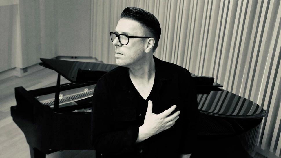 Musiker Florian Freimann vorm Klavier