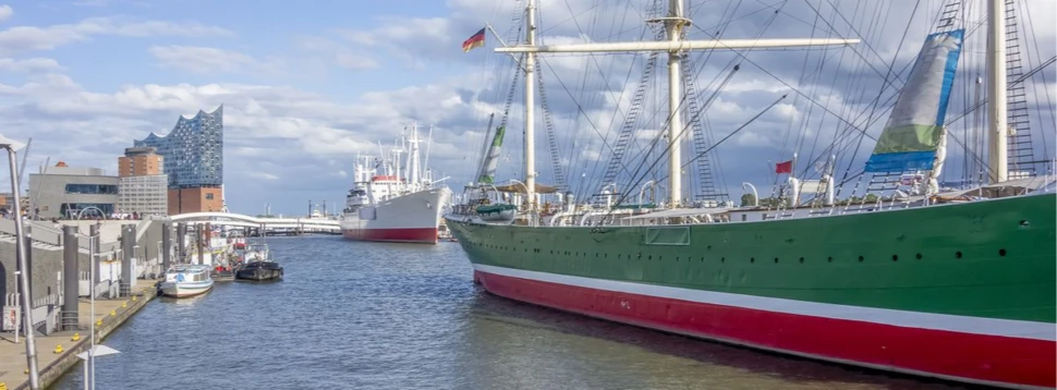 Hamburg vom Wasser aus © iStock.com/prill