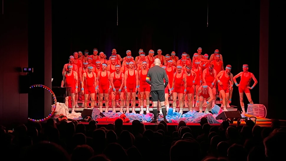 Männer in Sportoutfits auf der Bühne des Ohnsorg Theaters