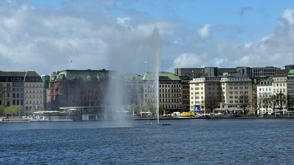 Alsterfontäne in der Binnenalster mit Blick auf den Jungfernstieg