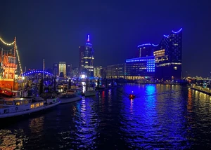 Der beleuchtete Hamburger Hafen bei Nacht