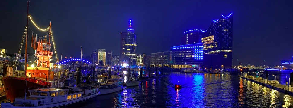 Der beleuchtete Hamburger Hafen bei Nacht