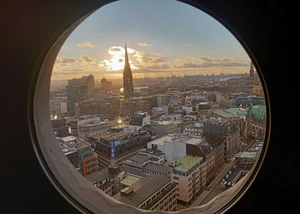 Blick von oben auf Hamburg und das Mahnmal St. Nikolai