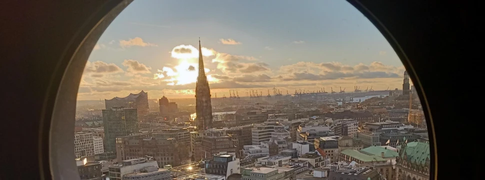 Blick von oben auf Hamburg und das Mahnmal St. Nikolai