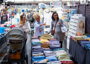 Die Messe HamburgKreativ bietet die perfekte Gelegenheit zum Stöbern, Kaufen und Mitmachen. drei Besucherinnen mit einem Kinderwagen auf einer Kreativmesse