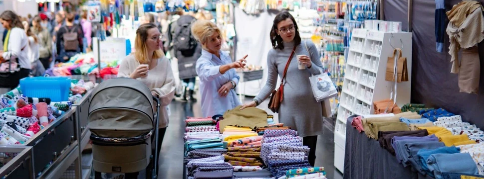 Die Messe HamburgKreativ bietet die perfekte Gelegenheit zum Stöbern, Kaufen und Mitmachen. drei Besucherinnen mit einem Kinderwagen auf einer Kreativmesse