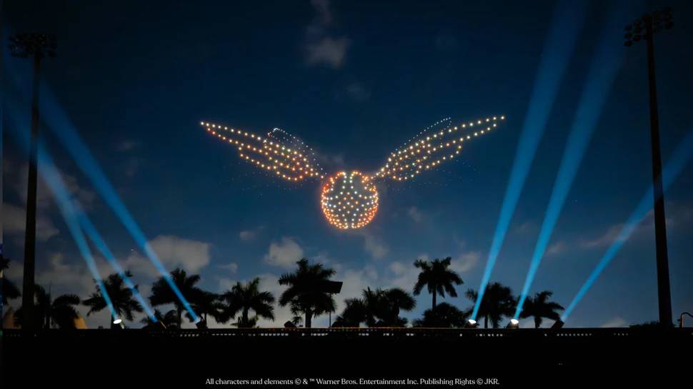 Aufnahme der DroneArt Show Harry Potter™ mit bunten Lichtern am Himmel
