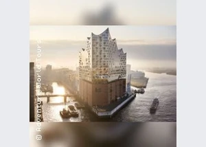 Elphi Plaza mit Franzbrötchen und Kaffee