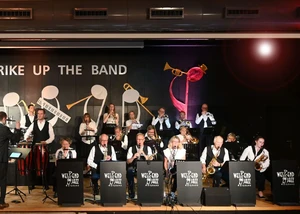 Die Band "STRIKE UP THE BAND" auf der Bühne.