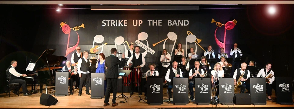 Die Band "STRIKE UP THE BAND" auf der Bühne.