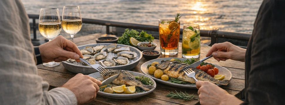 zwei Personen essen Fisch mit Blick auf den Hamburger Hafen