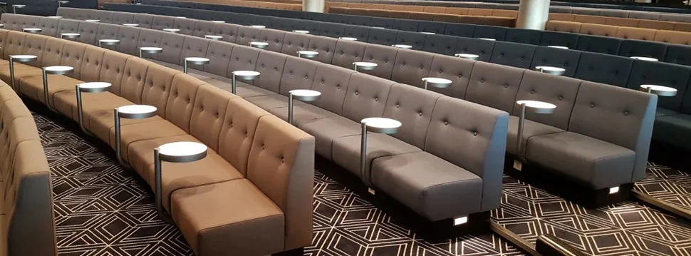 Braune Polstersitzmöbel in einem Saal