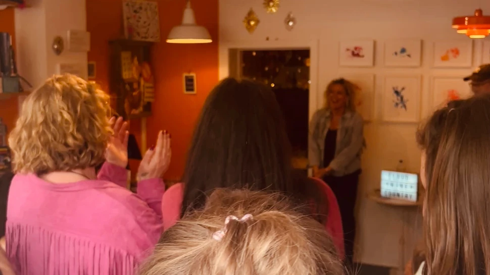 Besucher applaudieren einer Musikerin nach dem Auftritt im Løppis