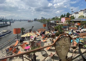 Blick von der Bar StrandPauli über die Elbe