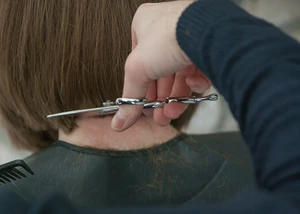 Ein Friseur schneidet Haare