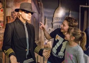 Udo Linderbergs Wachsfigur wird von zwei Kindern betrachtet