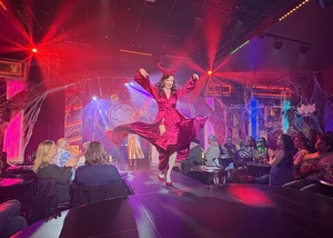 Burlesque Show im Pulverfass