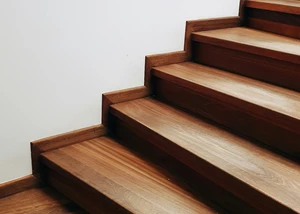 Treppenaufgang mit Holzpaneelen
