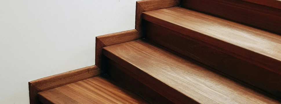 Treppenaufgang mit Holzpaneelen