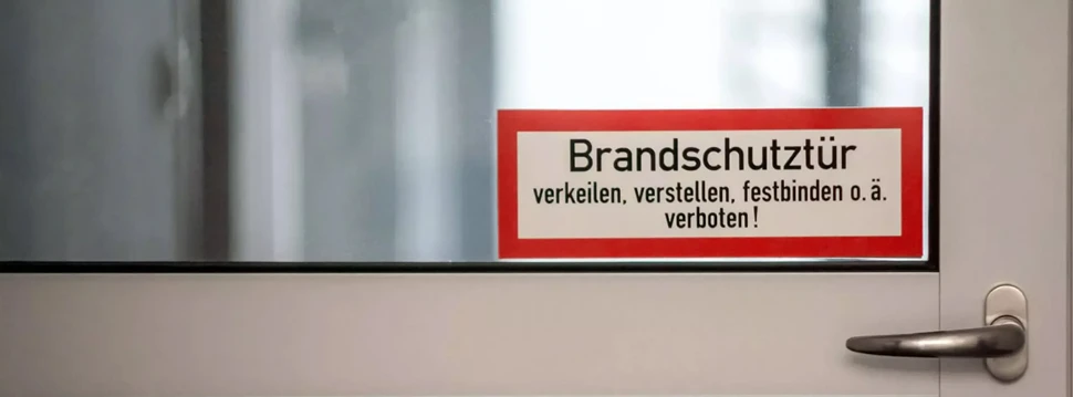 Hinweis auf Brandschutztür, © AUSCHRA & BEINROTH Metallbau GmbH & Co KG