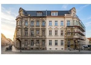 Historisches Gebäude mit sanierten und unsanierter Fassade