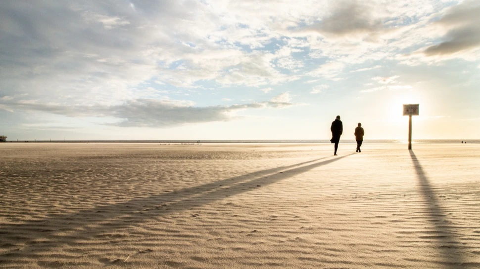 Menschen am Nordseestrand bei Ebbe