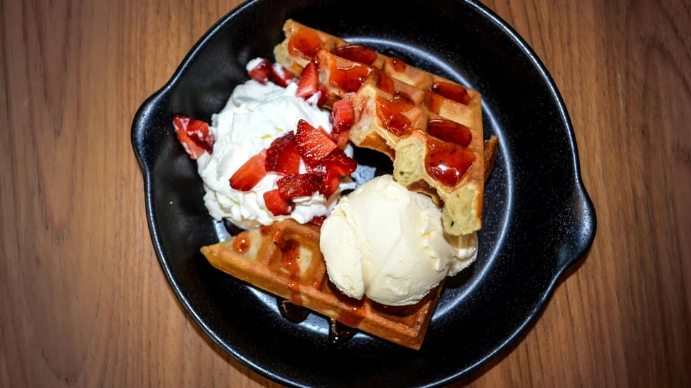 Waffeln mit Erdbeeren, Sahne und Eis