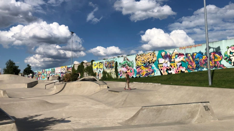 Skatepark im Wilhelmsburger Inselpark mit vielen Hindernissen, im Hintergrund Graffitti
