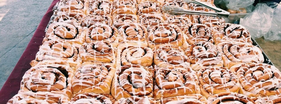 Ein Blech mit leckeren Zimtschnecken mit Glasur.