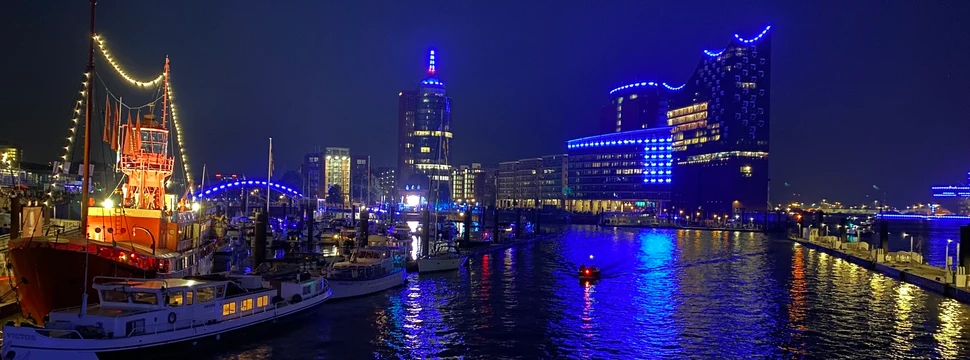 Hamburger Hafen mit Elphi und Feuerschiff beim Blueport Hamburg