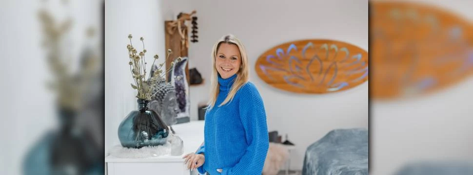 Praxis "Reiki – Körper, Geist & Seele im Einklang" mit Gründerin Simone Nickel-Berkel Simone Nickel-Berkel in ihrer Praxis in Kirchwerder