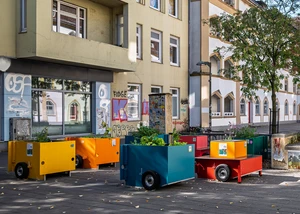 Bunte Hochbeete auf einem Platz in der Stadt