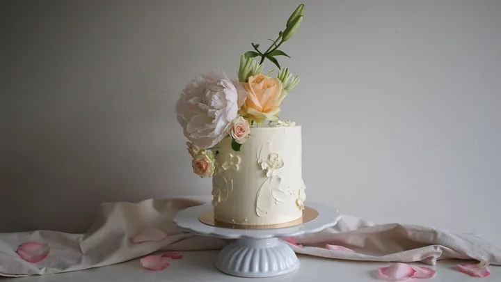 Galerie-Bild 3: Torte mit Blumendekor von AURA Designtorten