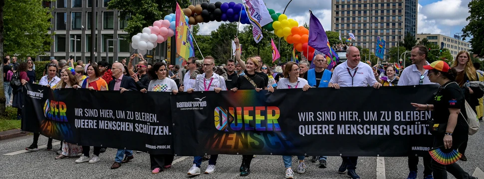 CSD in Hamburg mit Banner von Hamburg Pride
