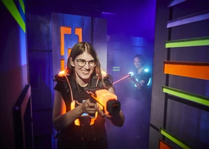 zwei Mädchen spielen Lasertag
