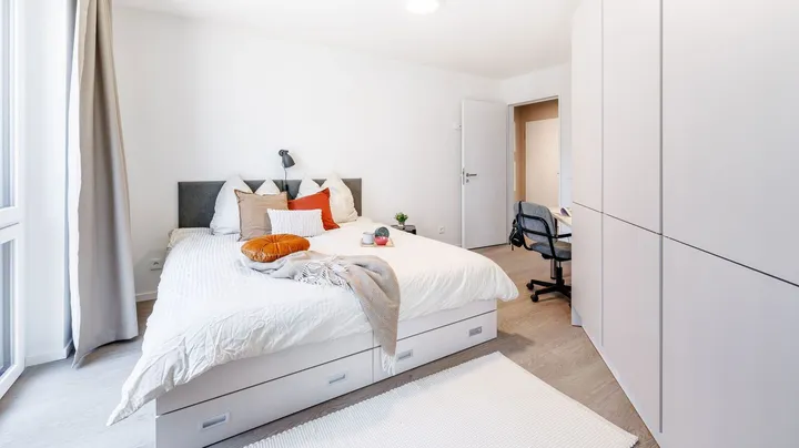 Galerie-Bild 1: Schlafzimmer mit weißem Bett und weißem Schrank