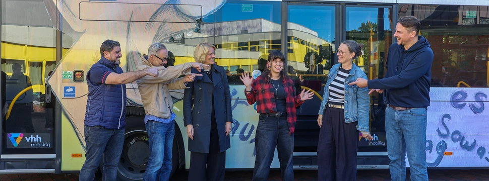 Mehrere Personen stehen vor dem Paintbus
