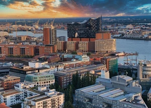 Die Hamburger HafenCity beim Sonnenuntergang
