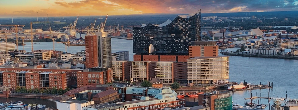 Die Hamburger HafenCity beim Sonnenuntergang