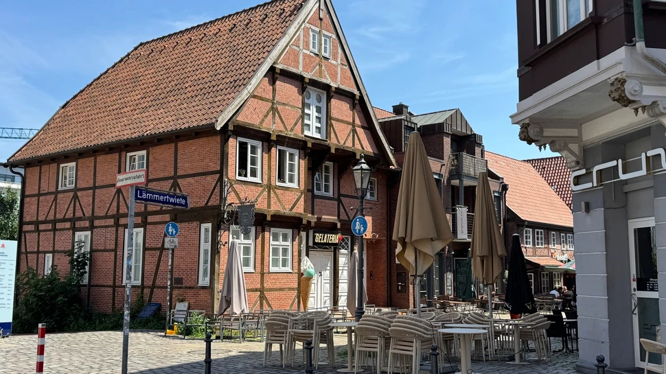 Blick auf das Straßenschild Lämmertwiete mit alter Backstein-Hausreihe im Hintergrund