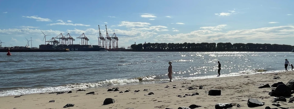 Elbstrand in Oevelgönne mit Hafenkränen im Hintergrund