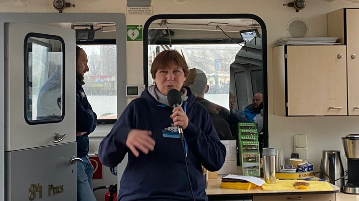 Galerie-Bild 4: Hafentourführerin Britta in der Barkasse