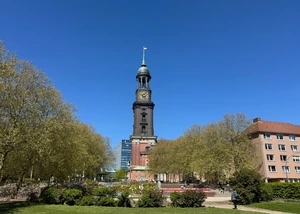 Blick von unten auf den Hamburger Michel