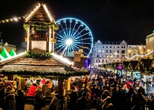 Weihnachtsmarkt mit Riesenrad, © Mateusz Dach / pexels.com