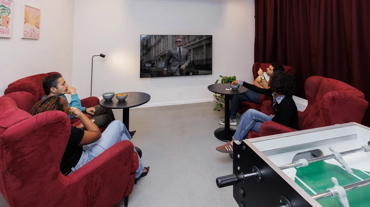 Galerie-Bild 2: Fernsehraum mit roten Sesseln