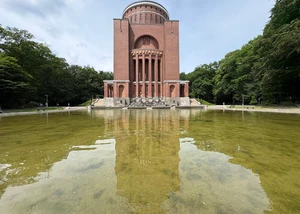 Planetarium Hamburg mit Spiegelung von aussen